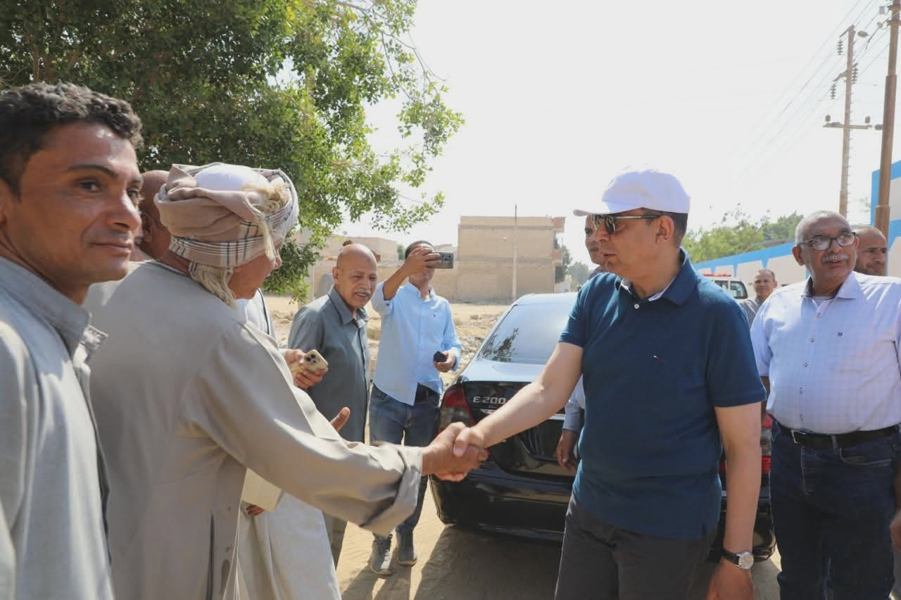 المحافظ يتفقد قري الظهير الصحراوى المحافظ يتفقد قري الظهير الصحراوى